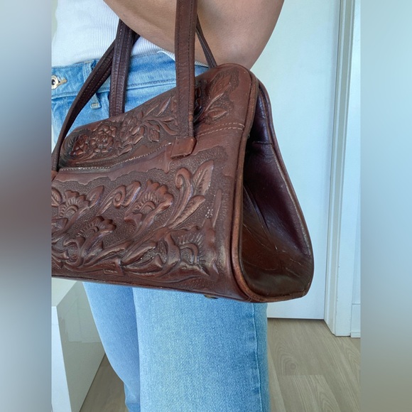 VINTAGE Boho 60-70’s hippy, embossed rose, rich brown leather S-M handbag - Picture 2 of 16